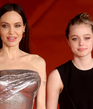Shiloh Jolie-Pitt deja atrás el estilo andrógino y deslumbra en minivestido (Foto: Getty Images)