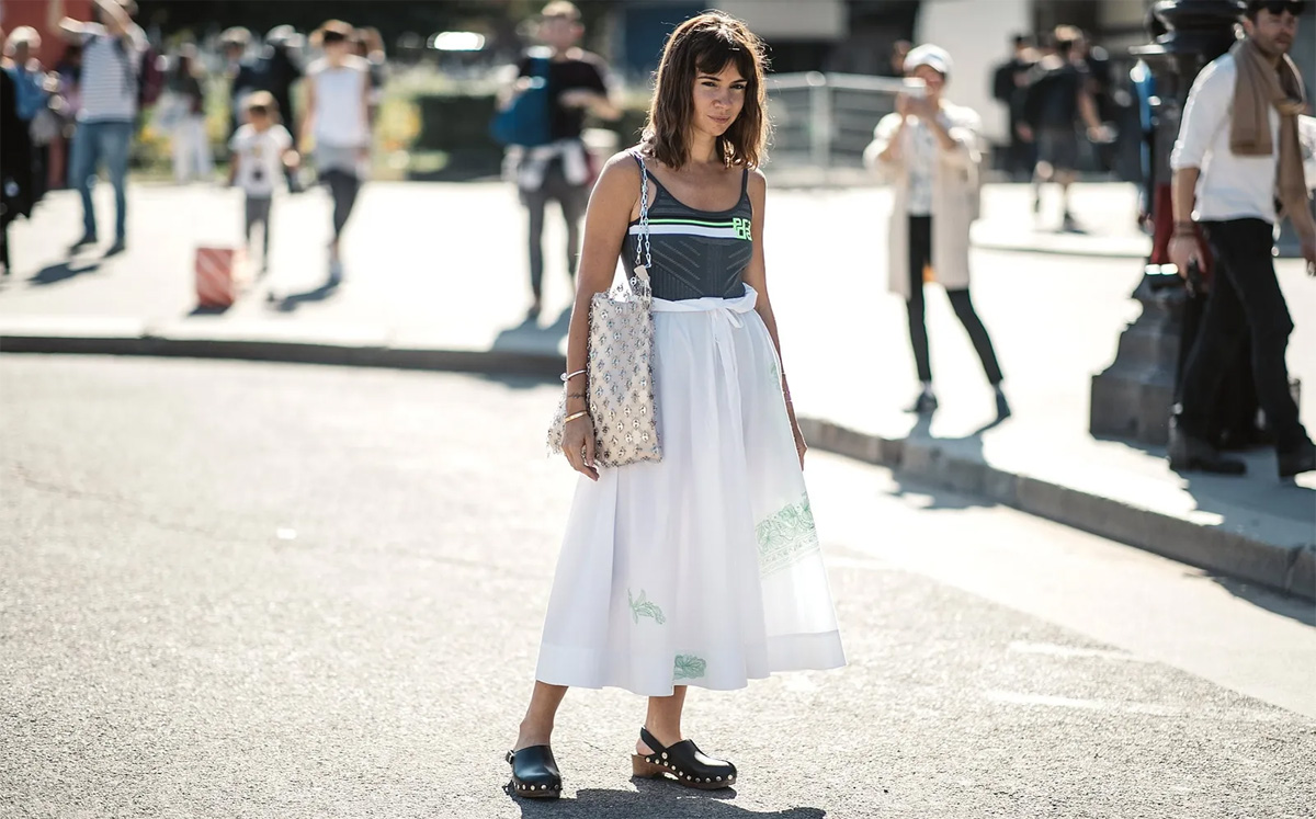 Las mejores marcas de moda apuestan por los cómodos zuecos en sus colecciones (Foto: Aldo Decaniz)