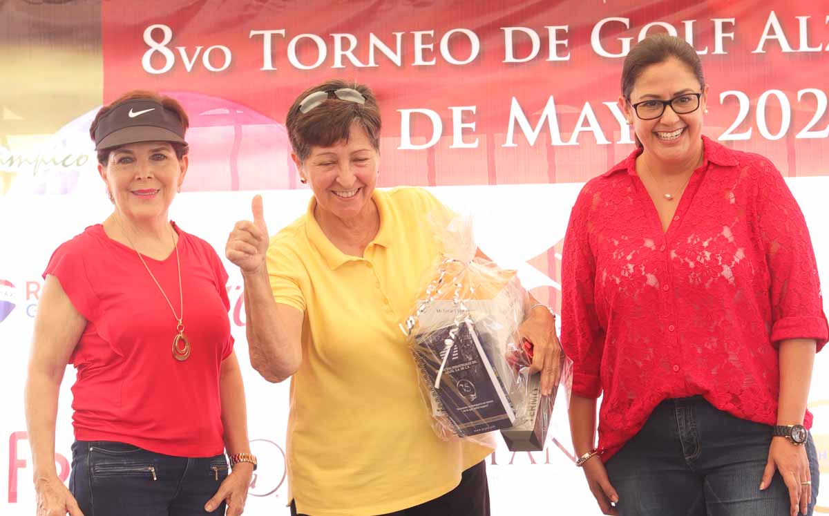 Recibiendo regalos / Fotos: Dennis Hernández