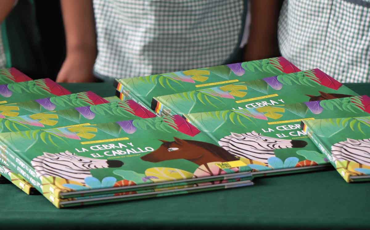 Libro La Cebra y El Caballo / Fotos: Dennis Hernández