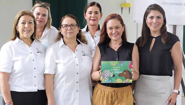 Miembros de la asociación recibiendo donativo / Fotos: Dennis Hernández