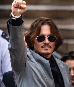 Johnny Depp reacciona al ganar el juicio contra Amber Heard.