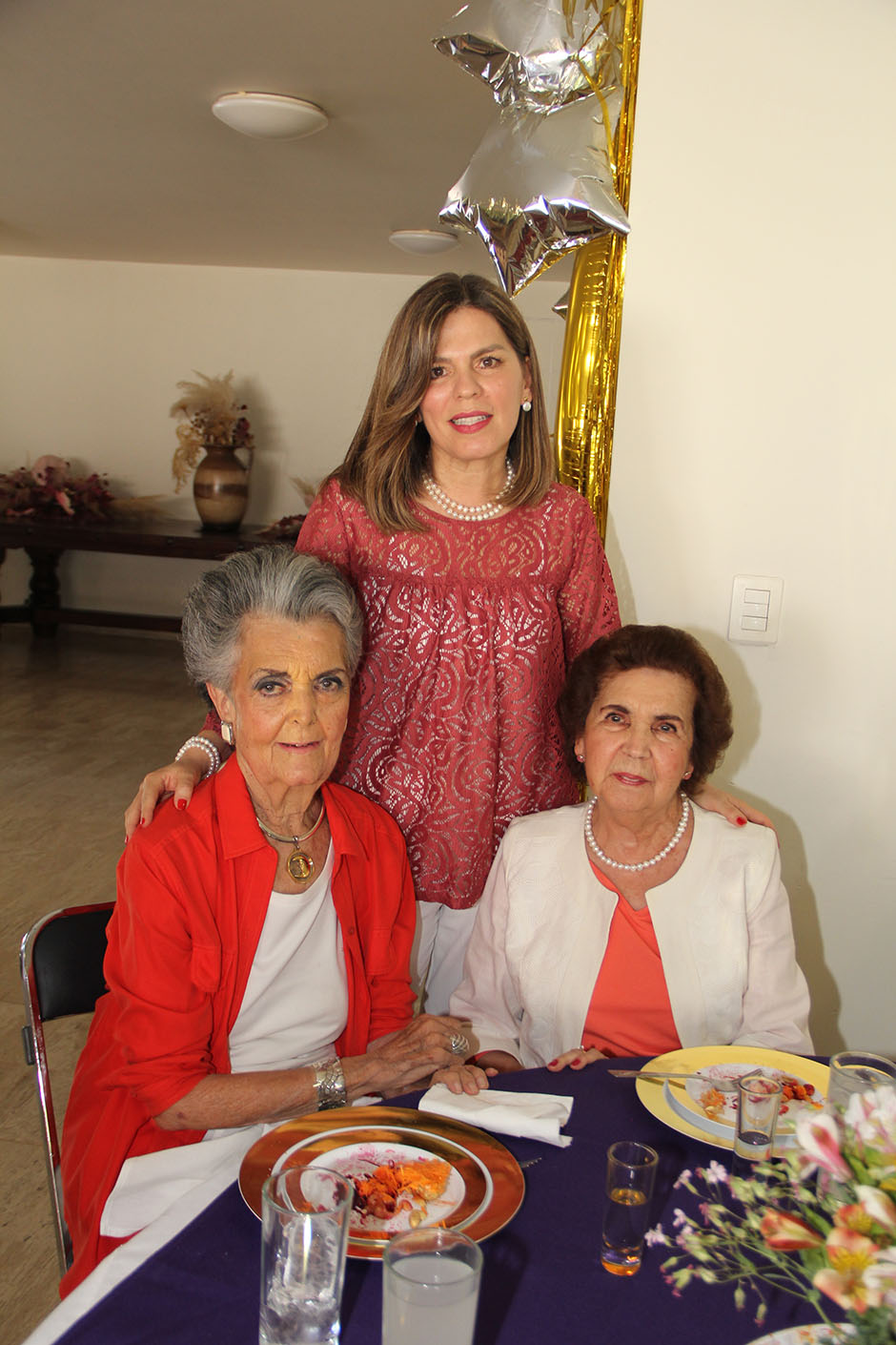 Mary Limberópulos, Catalina Olea y Berthita de Madrigal