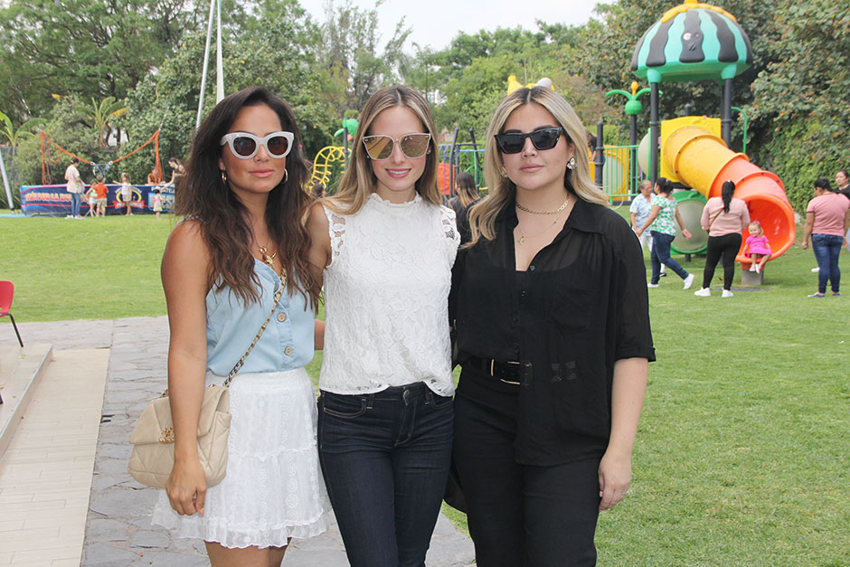 Mónica Ochoa, Rebeca Sifuentes y Lucía Ochoa.
