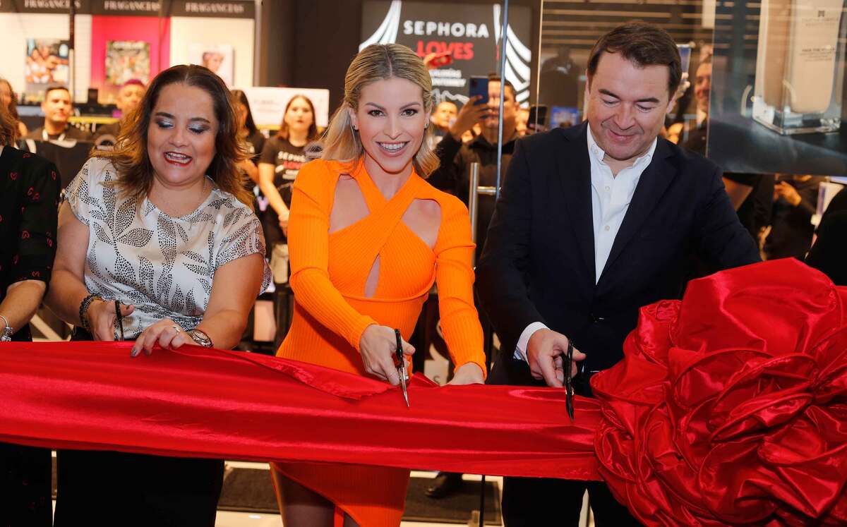 Andy Benavides junto al CEO de Sephora cortanto el listón del lugar