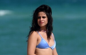 Camila Cabello presume bikini naranja en Capri; envía mensaje de amor propio. (Foto: Instagram).