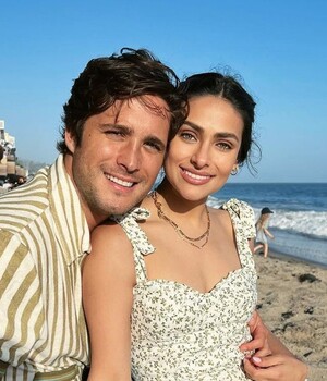 Diego Boneta y Renata Notni responden a rumores de boda. (Foto: Instagram).