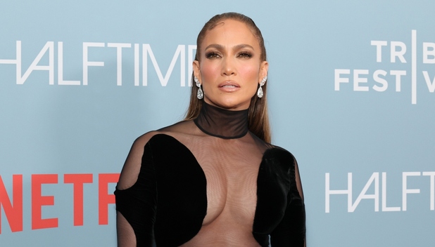 JLo y el vestido de transparencias que se robó la premiere de Halftime (Foto: Getty Images)