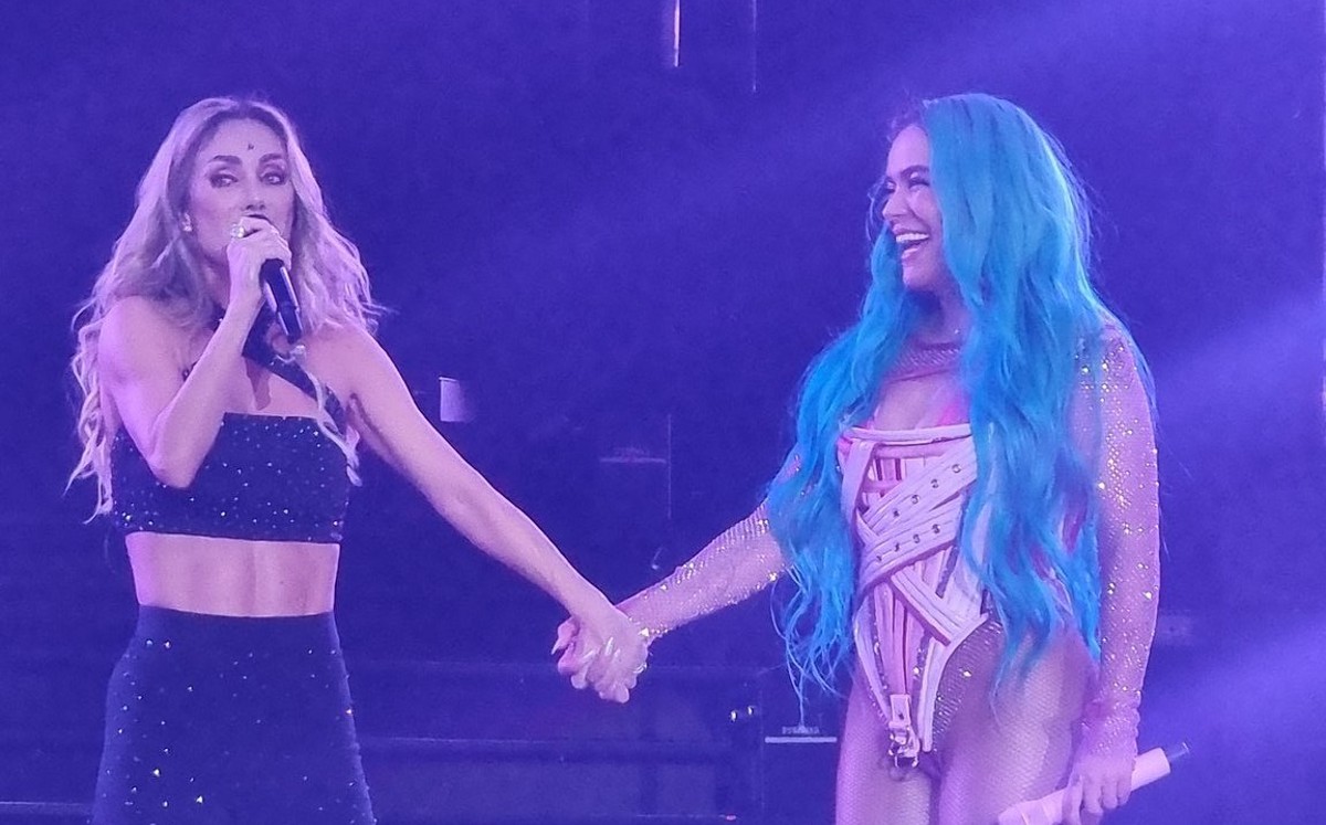 Karol G y Anahí cantan Sálvame en concierto de Ciudad de México. (Foto: Instagram).