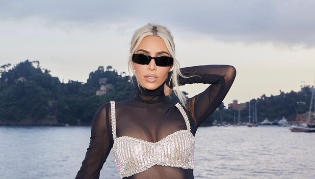 Kim Kardashian presume mini cintura en minifalda y top de brillantes
