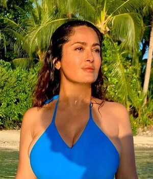 Salma Hayek presume bikini en tendencia este verano. (Foto: Instagram).