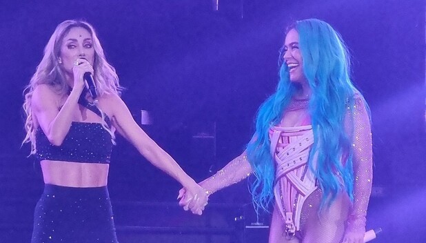 Karol G y Anahí cantan Sálvame en concierto de Ciudad de México. (Foto: Instagram).