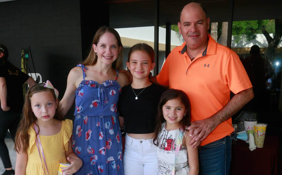 Alana Segovia, Mayela de Saenz, Vale Sáenz, Sofi Sáenz y Mauricio Sáenz