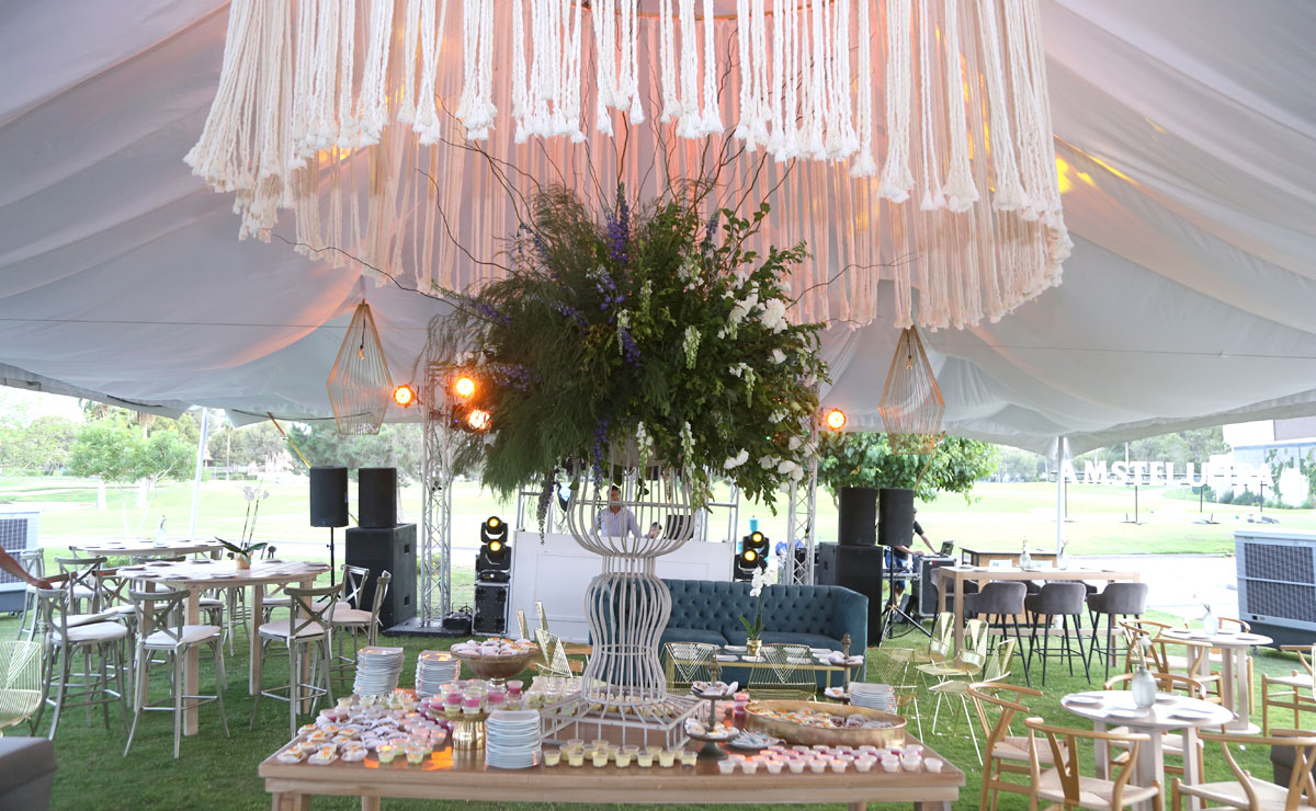 Detalles colgantes y florales decoraron el lugar
