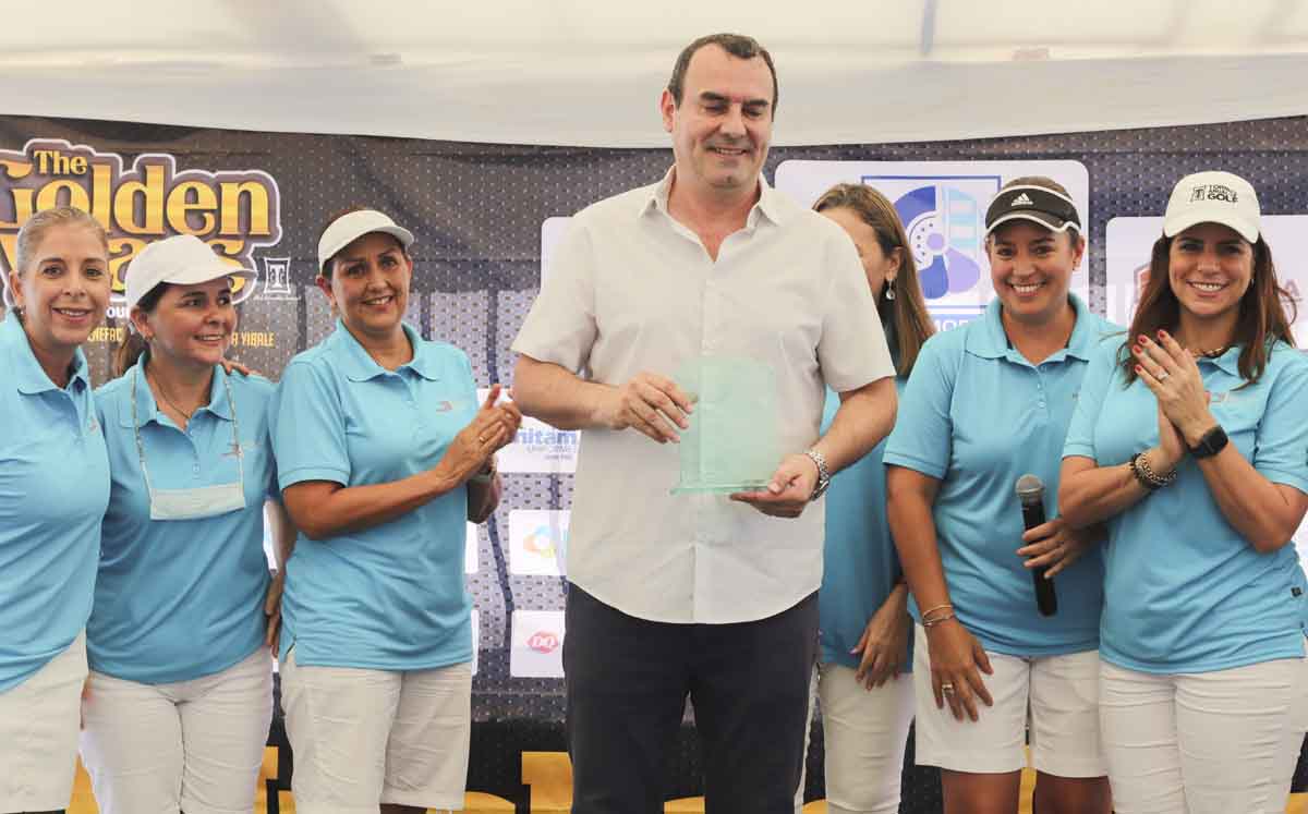 Recibiendo Reconocimiento / Fotos: Dennis Hernández