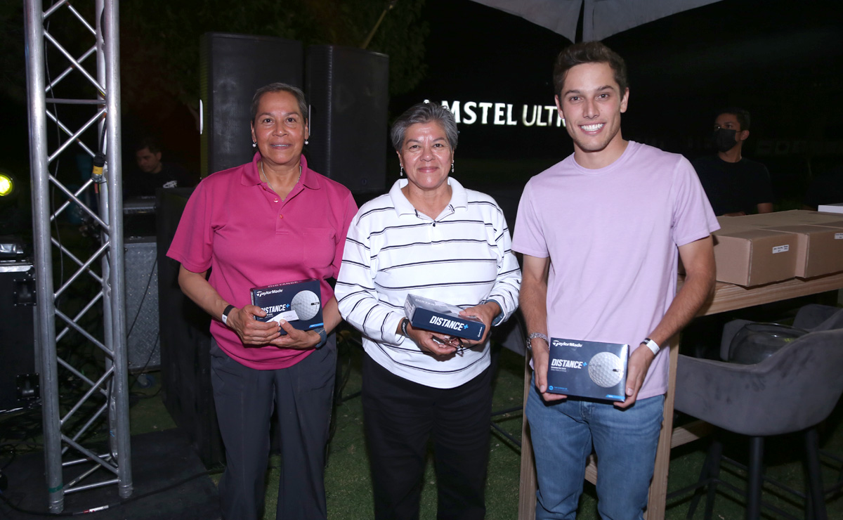 Ganadores de rifa de regalos en el Torneo de Putt