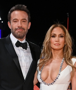 JLo: Vestido blanco en su primera alfombra roja con Ben Affleck. Fotos (Foto: Getty Images)