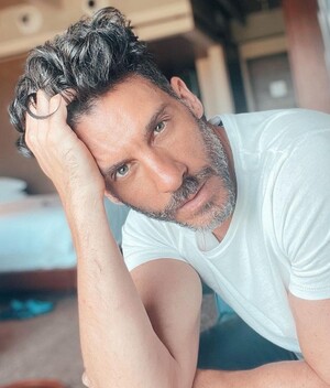 Alejandro Speitzer y Erick Elías se besan en obra de teatro. (Foto: Instagram).