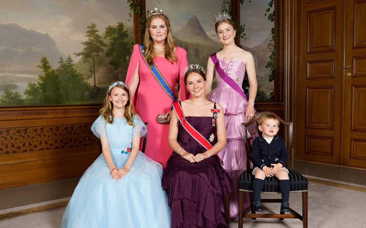 Ingrid Alexandra de Noruega posa como reina junto a otras princesas. (Foto: Instagram).