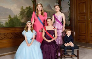Ingrid Alexandra de Noruega posa como reina junto a otras princesas. (Foto: Instagram).