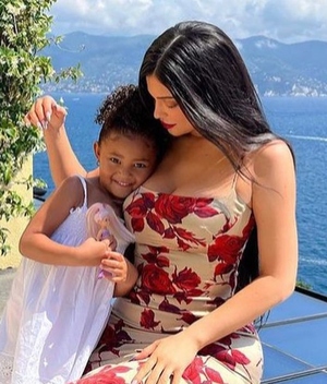 Kylie Jenner comparte la primera foto de su segundo hijo