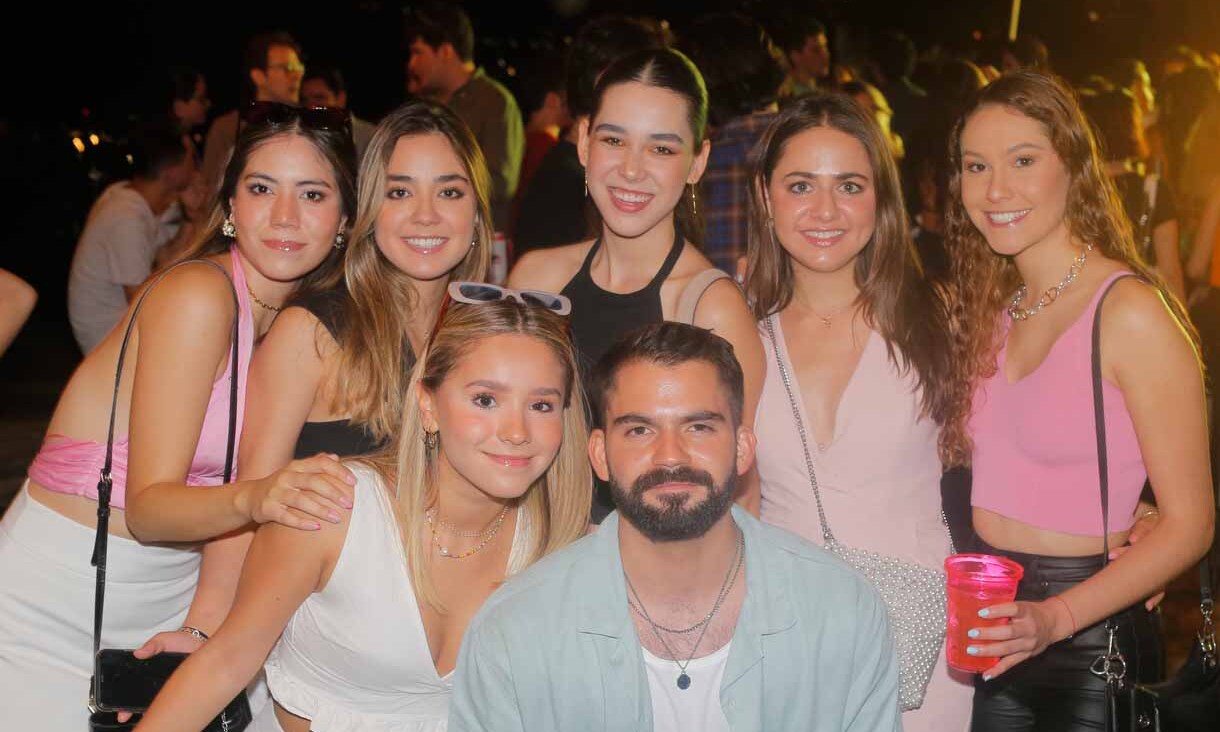 Mau Castro junto a sus amigas