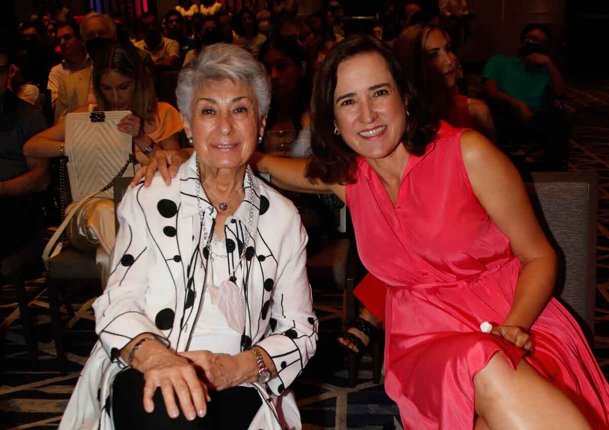 Consuelo Fernández de Ferrara y Yolanda Saro de Ferrara