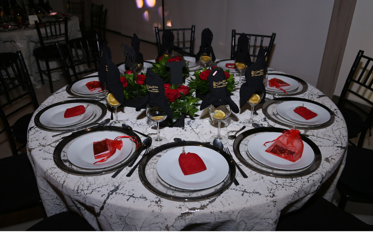 Decoración en tonos rojo y negro