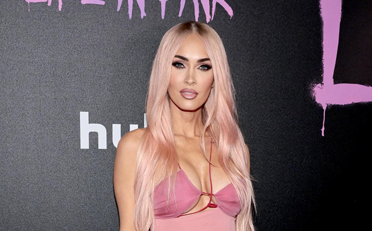 Megan Fox y el minivestido rosa por el que fue comparada con Barbie. (Foto: Instagram).