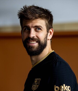 Gerard Piqué reacciona molesto con paparazzi que pregunta por Shakira.