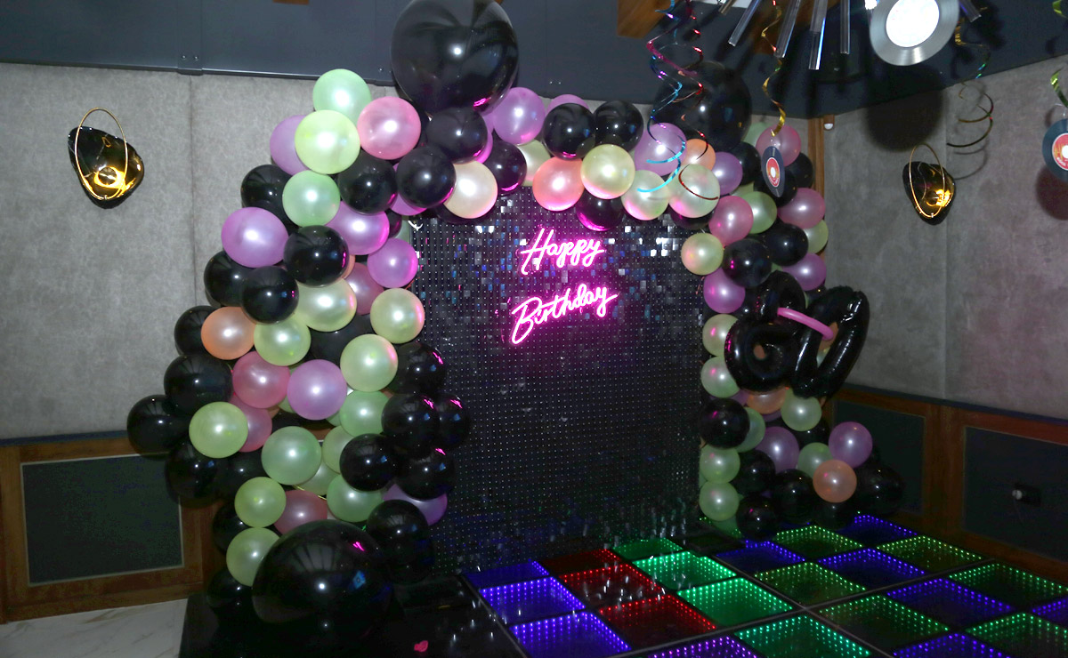 La decoración incluyó un arco de globos