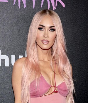 Megan Fox y el minivestido rosa por el que fue comparada con Barbie. (Foto: Instagram).