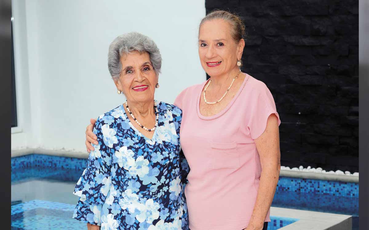 Rosa Flores e invitada / Foto: Dennis Hernández
