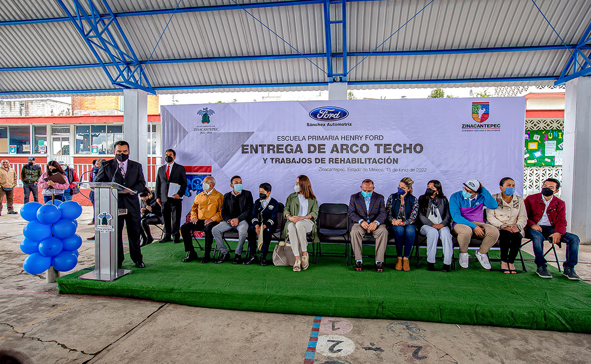 Entregan arco techo a estudiantes y docentes