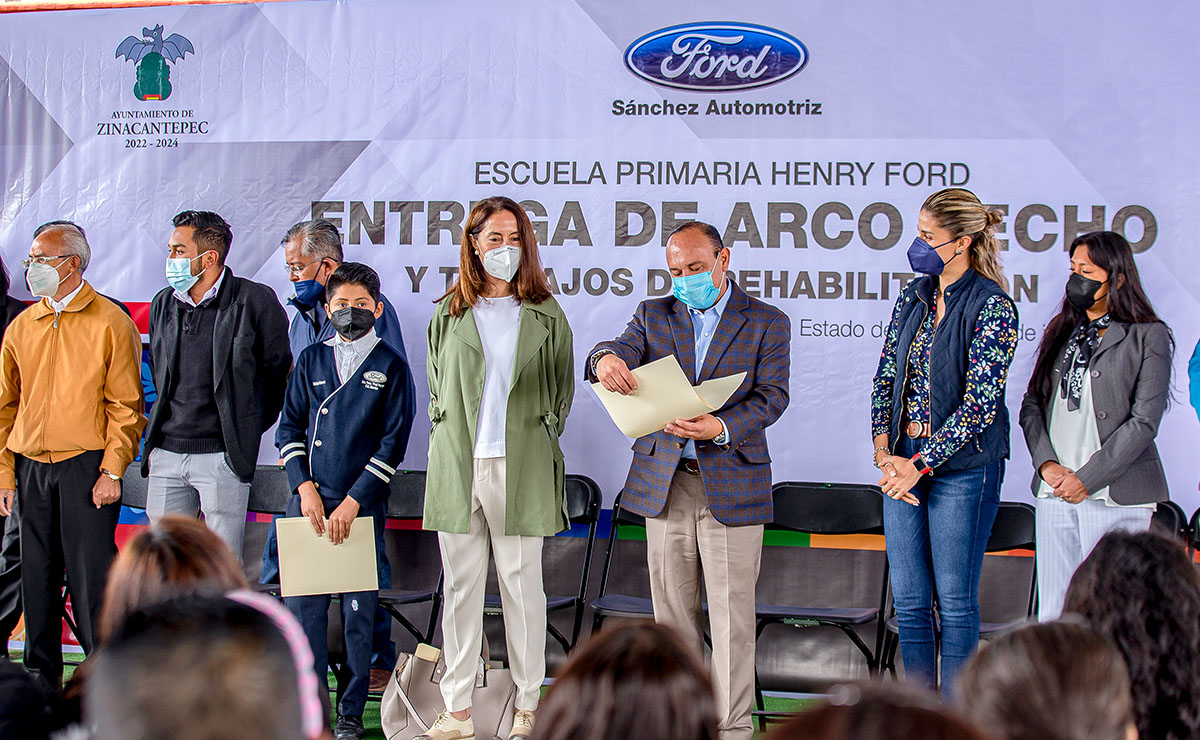 Entregan arco techo a estudiantes y docentes