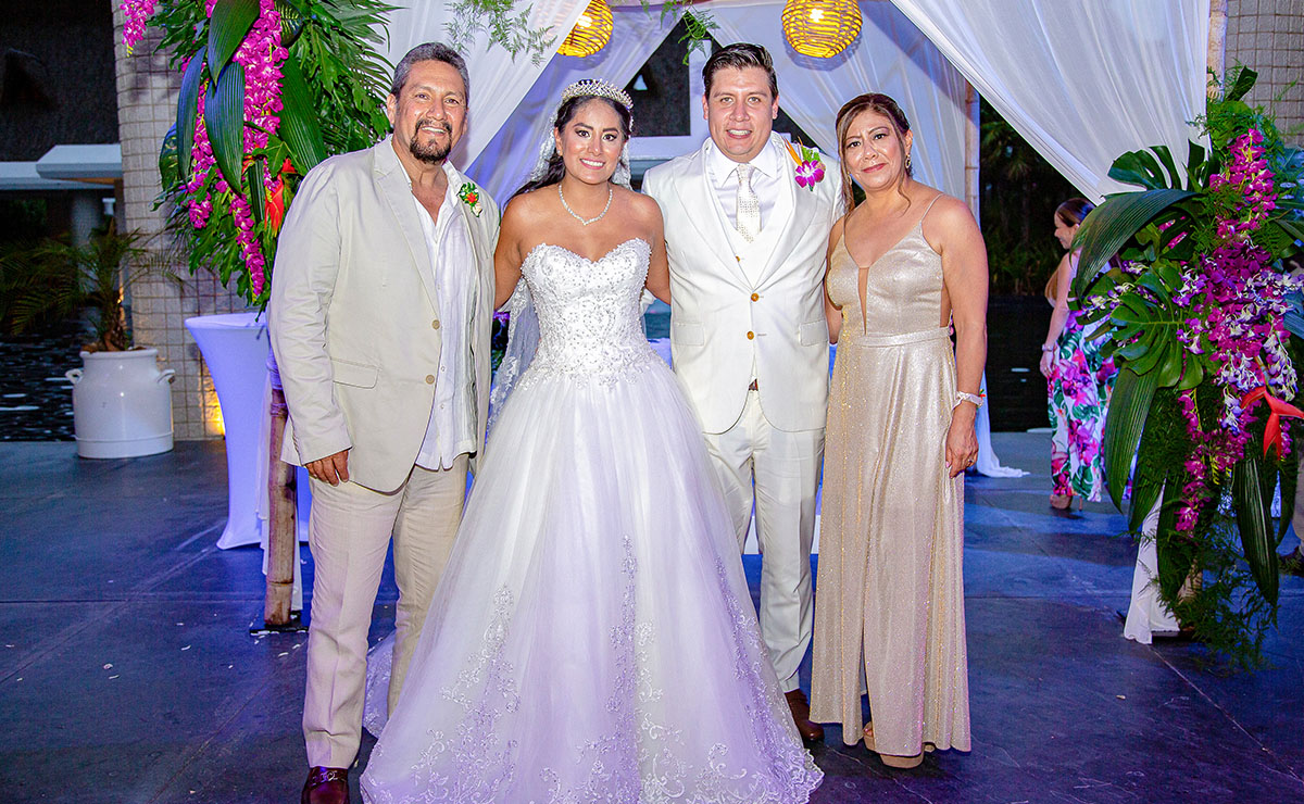Padrinos de velación. René Medina, Verónica Ortiz y los novios.
