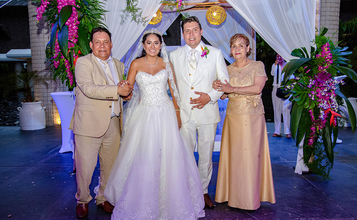 Papás del novio. Raúl Camacho, Genoveva Zertuche y los novios