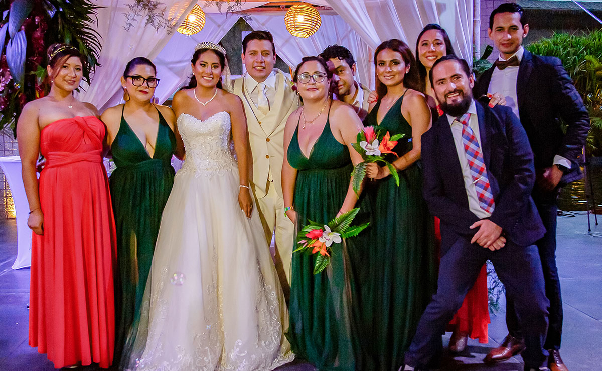 Viridiana Martínez, Jacqueline Rosales, Lily Ortiz, Adrián Camacho, Andrea Cruz, Alejandro Palomino, Isabella Mayer, Eduardo Cruz, y amigos