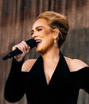Adele reúne a su ex esposo y a su nuevo novio en su último concierto. (Foto: Instagram).