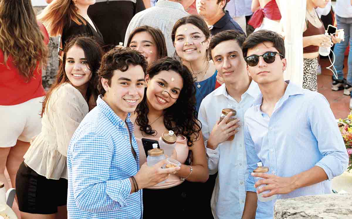 Diana Pérez, Barbie Pérez, Lorena Lavin, Luis Salas, Dariana Delgado, Andrés Assad y Gonzalo Paredes / Foto: José Chang