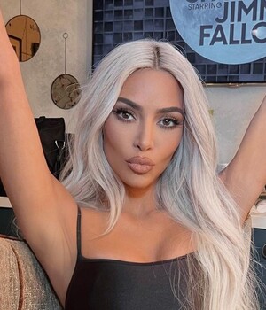 Kim Kardashian apuesta por los trajes de baño metálicos para este verano. (Foto: Instagram).