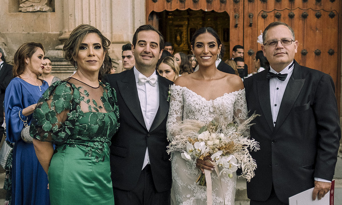 Los esposos junto a Nora Miranda y Jorge Rodrígo Bravo