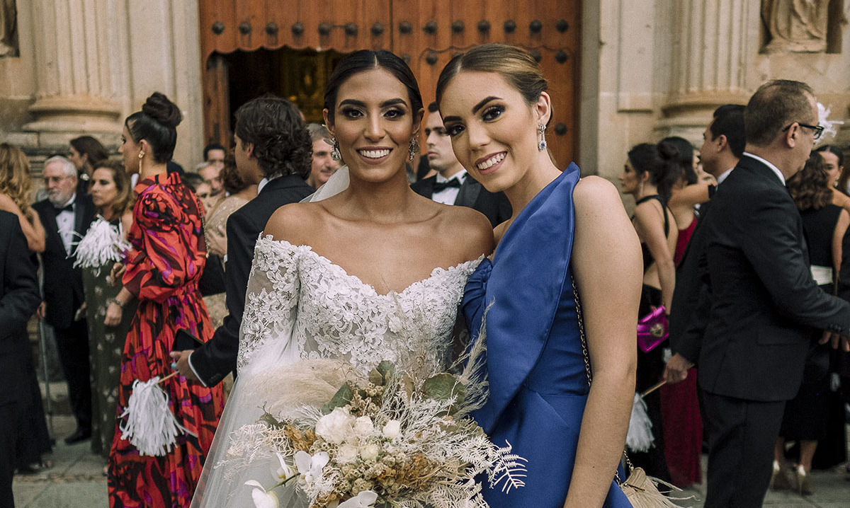 La novia al lado de Nora Bravo Miranda