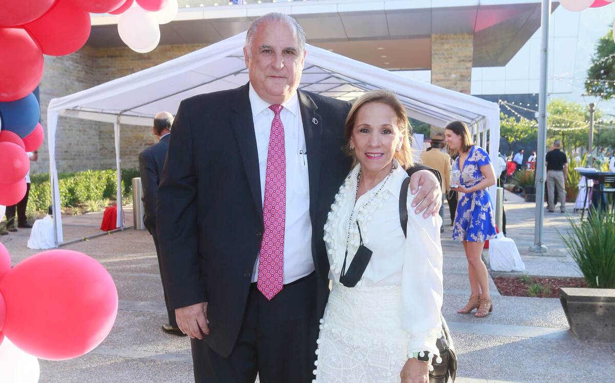 Alejandro Maiz y Gina Manautou de Maiz