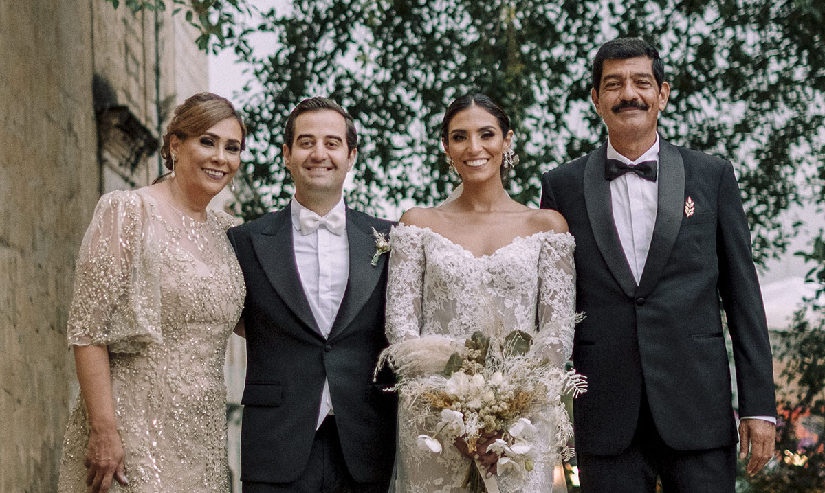 Los novios junto a los padres de María José