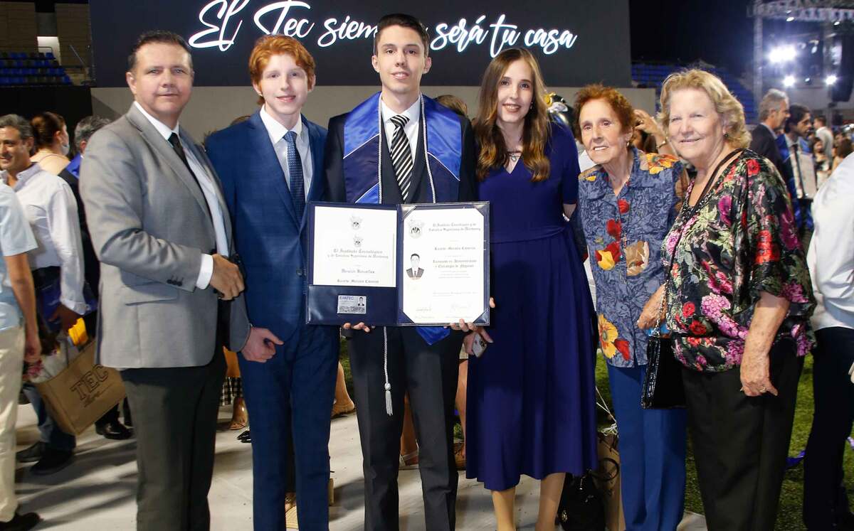 Ricardo Morales, Fernando Morales, Ricardo Morales, Alejandra Cisneros de Morales, Yolanda Lozano y María Elena Villarreal