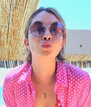 El bikini de lunares sigue en tendencia y Daniela Luján lo sabe