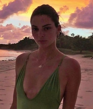 Kendall Jenner revive la tendencia del bikini entrecruzado