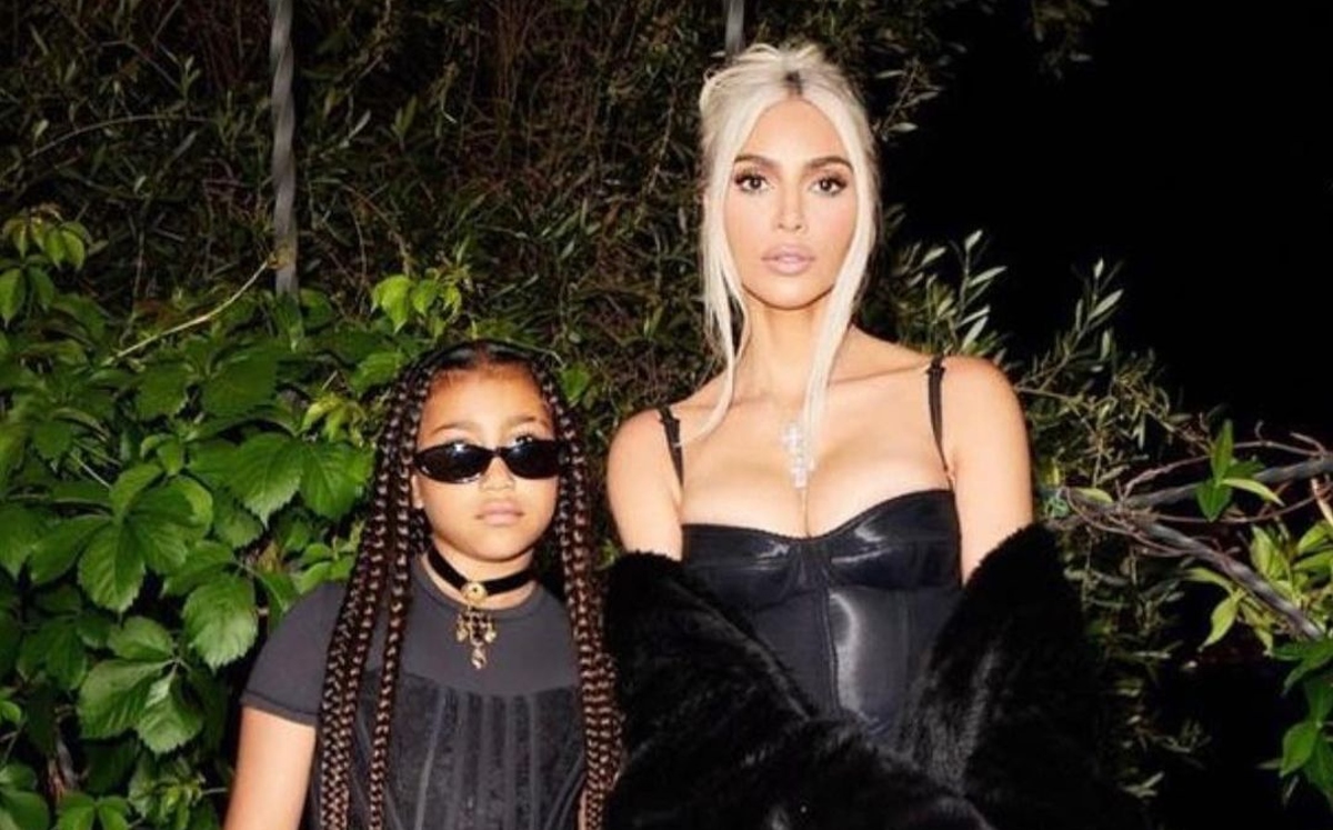 Kim Kardashian y North lucen atrevidos anillos en la nariz en la Semana de la Moda de París
