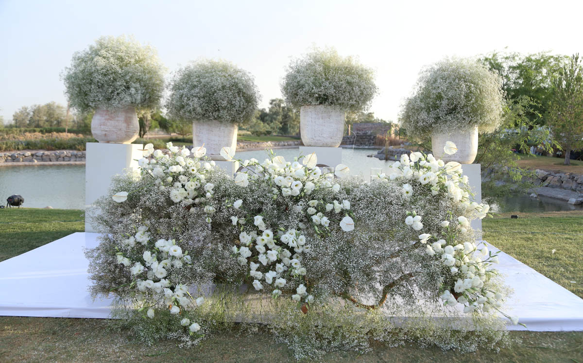 Follaje y flores blancas inundaron el lugar